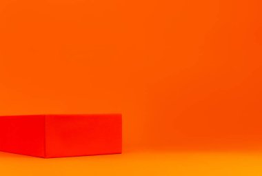 Minimum modern ürün geometrik podyumu turuncu arka plan monokrom üzerinde gösteriyor. Boş kaide raf mandalina rengini minimum şekilde gösterir. Kozmetik güzellik ürünlerini gösteren boş büfe