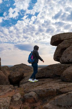 Sırt çantalı bir gezgin dağ zirvesine tırmanıyor ve gökyüzü manzarasının keyfini çıkarıyor. Aktif Yaşam Tarzı Turizmi Solo Seyahat Manzarası Yürüyüş Yürüyüşü