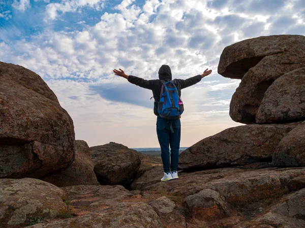 Viajante Caminhante Homem Com Mochila Levantou Mãos Cume Montanha Desfrutando — Fotografia de Stock