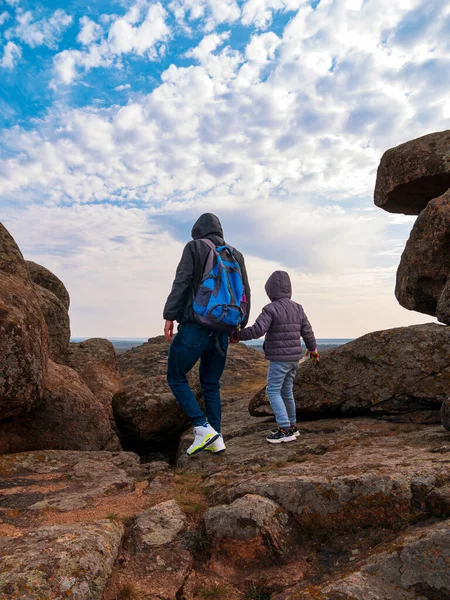 Travelers Father Daughter Walking Climbing Mountain Summit Enjoying Aerial View — Stock Photo, Image