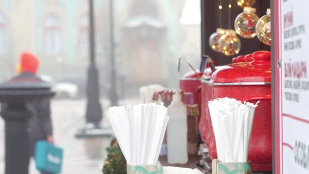 Red Pots Mulled Wine Christmas Market Illuminated Stall Seasonal Holiday — ストック動画