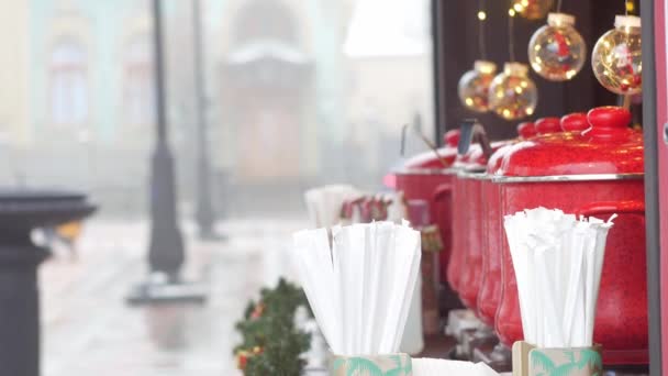 Red Pots Mulled Wine Christmas Market Illuminated Stall Seasonal Holiday — 图库视频影像