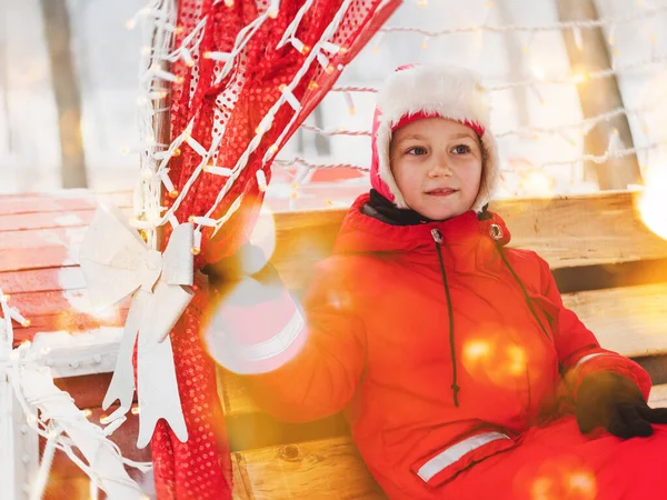 Julglada Barnporträtt Med Bokeh Ljus Festliga Dekorationer Liten Flicka Röd — Stockfoto