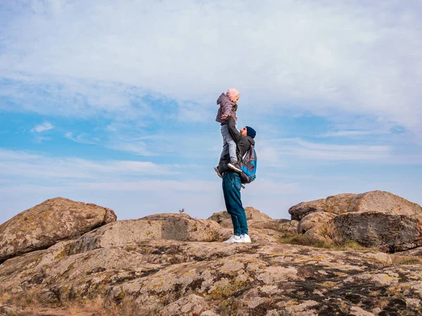 Viajantes Pai Com Filha Mãos Cume Montanha Desfrutando Vista Aérea — Fotografia de Stock