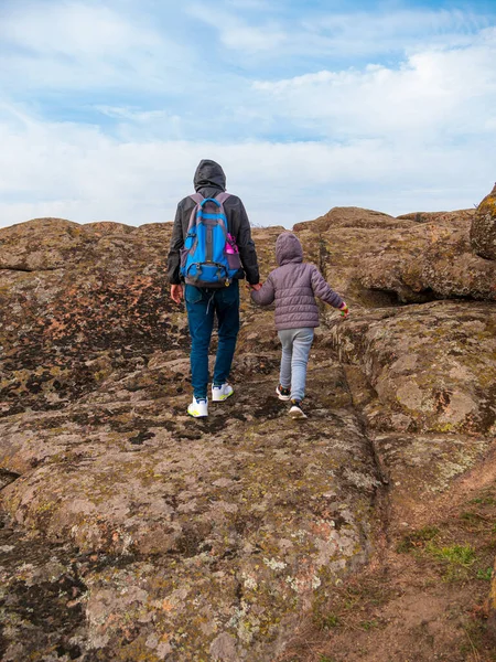 Los Viajeros Padre Hija Caminando Escalando Cumbre Montaña Disfrutando Vista —  Fotos de Stock