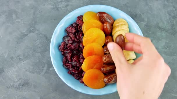 Getrocknete Preiselbeeren Aprikosen Feigen Datteln Schüssel Der Hand Gesunde Leckere — Stockvideo