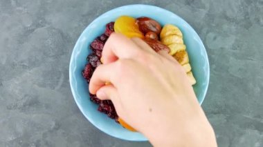 Kurutulmuş yaban mersini kayısı incir kabı el ele. Sağlıklı, lezzetli, kuru, fındık meyveleri. Organik besleyici lezzetli çiftçiler atıştırmalık vitaminler. Doğal besin malzemeleri. Kahvaltılık lapa, tahıl lapası.