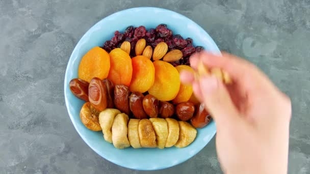 Arándanos Secos Albaricoques Higos Dátiles Tazón Mano Frutas Secas Sabrosas — Vídeos de Stock