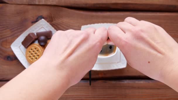 탁자에 입방체를 넣는다 에스프레소 사탕이야 식당에서는 메뉴인 당뇨병 수치를 낮춘다 — 비디오