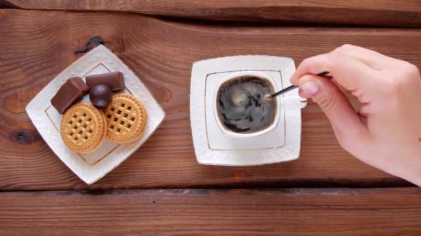 Doces Café Fumegantes Mesa Madeira Mão Agitando Espresso Quente Acabado — Vídeo de Stock