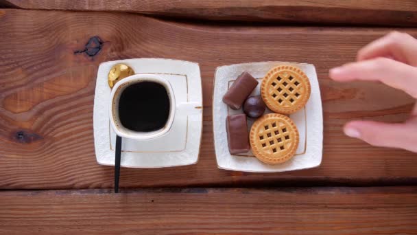 Gőzölgő Kávé Édességgel Asztalon Forró Frissen Főzött Eszpresszó Kávé Fehér — Stock videók