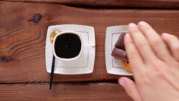 用木桌上的糖果蒸煮咖啡 热腾腾的新煮咖啡 白杯加蒸汽 盘子顶上的饼干巧克力糖果非常脆 餐馆喝美味的早餐菜单 — 图库视频影像