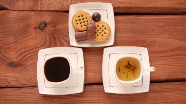 Kawa Albo Herbata Gorące Napoje Parze Kubki Słodyczami Drewnianym Stole — Wideo stockowe