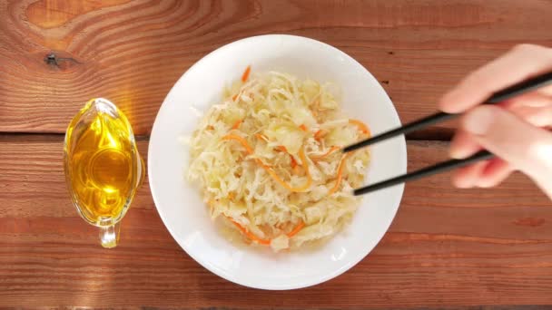 泡菜在白盘上的筷子里 用酸味乳酸菌发酵的泡菜胡萝卜 健康的当地食物维生素C美味的冬季菜单 — 图库视频影像