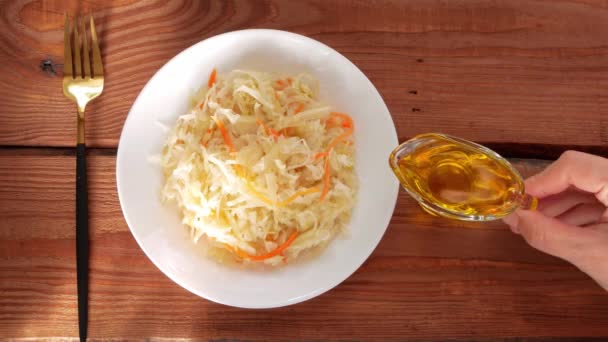 野菜油でザウアークラウトを食べる ヨーロッパ料理キャベツニンジンの漬物乳酸菌による自家製発酵乳酸菌ブライン 健康的な地元の食べ物酸味ビタミンCの冬のメニュー — ストック動画