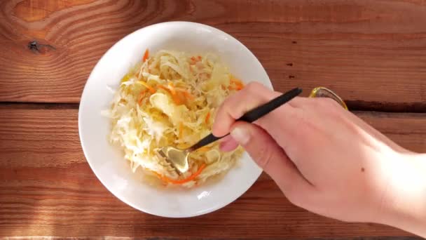 Comer Chucrute Com Óleo Vegetal Prato Nacional Europeu Cenoura Repolho — Vídeo de Stock