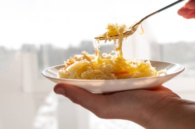 Gün ışığında sebze yağlı lahana turşusu. Ulusal Avrupa yemeği turşulu lahana havucu laktik asit bakterisi Lactobacillus brine tarafından mayalanmıştır. Sağlıklı yerel gıda ekşi C vitamini.