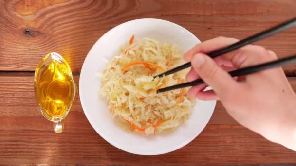 Sauerkraut Stäbchen Auf Weißem Teller Eingelegte Kohlmöhre Fermentiert Durch Milchsäurebakterien — Stockvideo