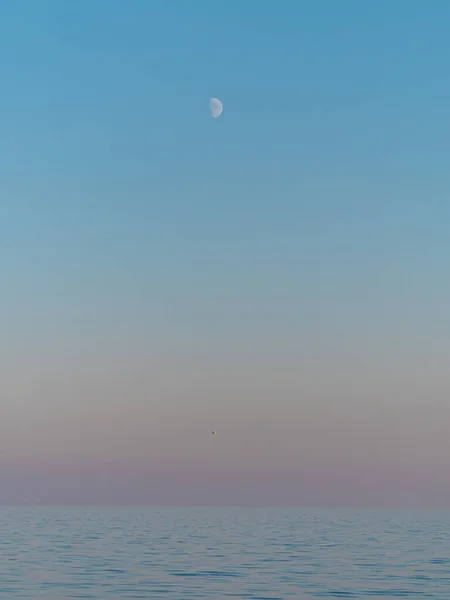 Prázdná Pláž Modrým Mořem Měsícem Purpurové Obloze Západu Slunce Jižní — Stock fotografie