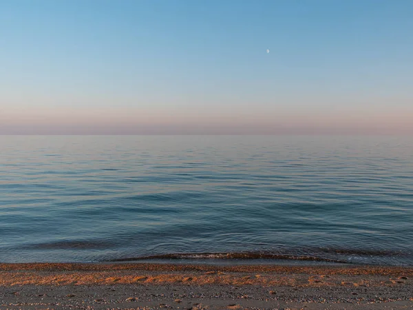 Playa Vacía Con Mar Azul Luna Cielo Púrpura Del Atardecer — Foto de Stock