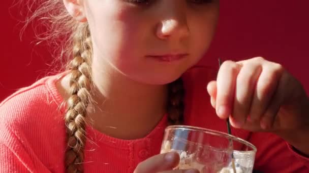 Niño Comiendo Yogur Gelatina Fondo Rosa Dieta Productos Lácteos Lactobacillus — Vídeo de stock