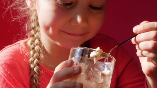 Criança Comendo Iogurte Geleia Fundo Rosa Dieta Produtos Lácteos Lactobacillus — Vídeo de Stock