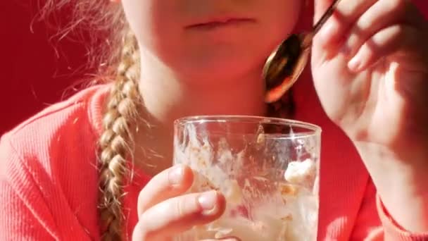 Kind Isst Joghurtgelee Rosa Hintergrund Milchprodukte Diät Lactobacillus Acidophilus Gesundes — Stockvideo