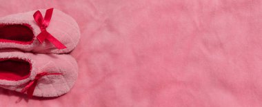 Pembe kadife kumaş desenli pankartta pelüş bebek ayakkabıları. Yumuşak yumuşak yumuşak yumuşak yumuşak kadife kumaş kız gibi parlak gül gibi kadın malzeme yüzeyi. Bu bir kız bebek partisi kreşi geçmişi, annesini bekliyor.