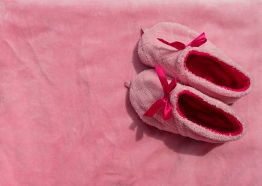 Pembe kadife kumaş desenli, pelüş bebek ayakkabıları. Yumuşak yumuşak yumuşak yumuşak yumuşak kadife kumaş kız gibi parlak gül gibi kadın malzeme yüzeyi. Bu bir kız bebek partisi kreşi geçmişi, annesini bekliyor.