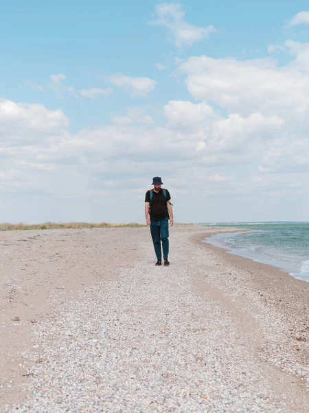 티셔츠를 해변을 모자를 밀레니엄 남자가 있습니다 수있는 관광객 스토커가 — 스톡 사진