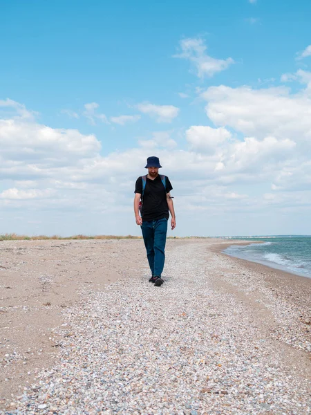 티셔츠를 해변을 모자를 밀레니엄 남자가 있습니다 수있는 관광객 스토커가 — 스톡 사진