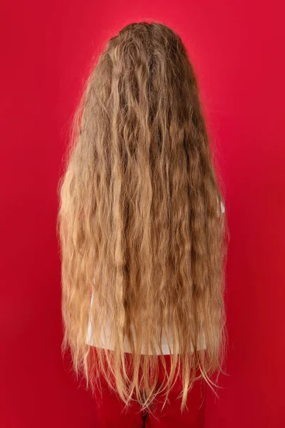 Dívka Bílém Tričku Dlouhými Hustými Vlnitými Blond Vlasy Růžovém Pozadí — Stock fotografie