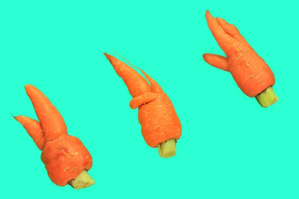 醜い食べ物だ流行のアクアターコイズの背景にニンジンを変形させました 鮮やかなジューシーな色 誤った形状の製品 有機野菜 食品廃棄物問題の概念 最小限のフラット ポップアートスタイル — ストック写真