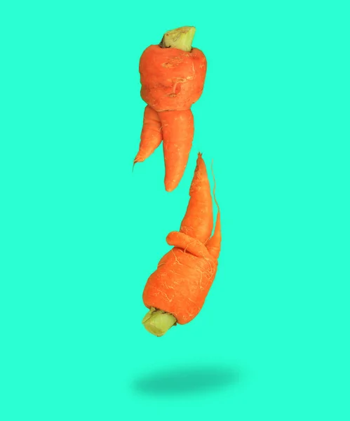 Уродливая Еда Деформированная Морковь Модном Бирюзовом Фоне Яркие Сочные Цвета — стоковое фото