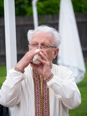 Deniz kabuğu, conchor, conque, deniz kabuğu borusu ya da deniz salyangozları, etnik rüzgar enstrümanı flüt ailesinden kabuk trompeti kullanan müzisyen. Ukraynalı halk müziği festivali Lviv, Ukrayna 14 Mayıs 2022