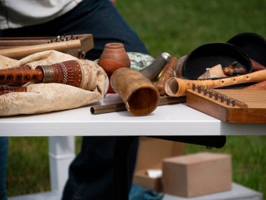 Çeşitli Ukraynalı geleneksel müzik enstrümanları. Tsymbaly, rebro, kobza, torban, lira, sopilka ve surma. Lviv, Ukrayna 'da Ulusal Akustik Halk Müzik Festivali.