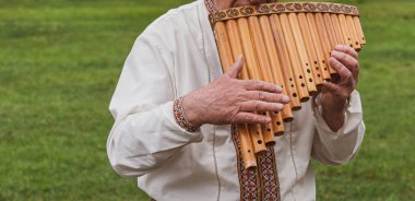 Vyshyvanka 'da sopilka rebro etnik Woodwind müzik enstrümanı kullanan müzisyen. Pan flüt, flüt şırınga, artan uzunlukta birden fazla boru. Ukrayna 'da Ukrayna halk müziği festivali