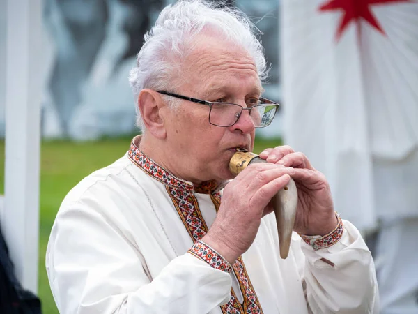 Geyik gübresi kullanan müzisyen. Okarina ailesi keçi, keçi ya da diğer hayvan boynuzlarından yapılmış. Erkencho boynuz borusu. Ukraynalı halk müziği festivali Lviv, Ukrayna