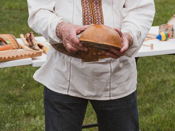 Mbira etnik müzik enstrümanı kullanan müzisyen. Ukrayna Kalimba, parmak arpı, su kabağı piyanosu, ikembe. Sınıflandırılmış Lamellophone, Plucked Idiophone. Halk müzik festivali Lviv, Ukrayna