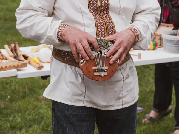 Mbira etnik müzik enstrümanı kullanan müzisyen. Ukrayna Kalimba, parmak arpı, su kabağı piyanosu, ikembe. Sınıflandırılmış Lamellophone, Plucked Idiophone. Halk müzik festivali Lviv, Ukrayna
