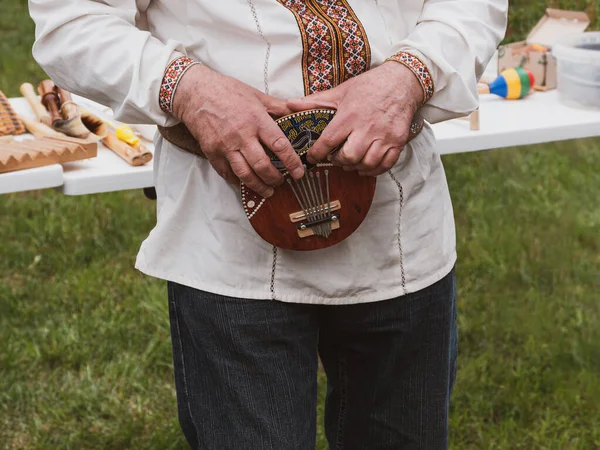 Mbira etnik müzik enstrümanı kullanan müzisyen. Ukrayna Kalimba, parmak arpı, su kabağı piyanosu, ikembe. Sınıflandırılmış Lamellophone, Plucked Idiophone. Halk müzik festivali Lviv, Ukrayna