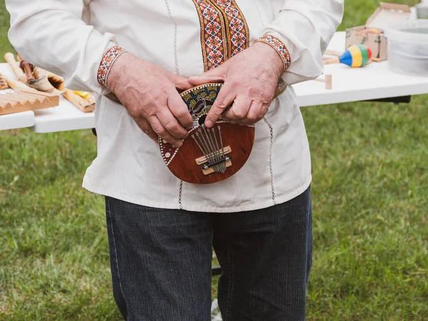 Mbira etnik müzik enstrümanı kullanan müzisyen. Ukrayna Kalimba, parmak arpı, su kabağı piyanosu, ikembe. Sınıflandırılmış Lamellophone, Plucked Idiophone. Halk müzik festivali Lviv, Ukrayna