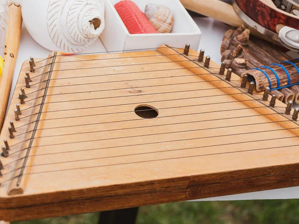 Tsymbaly etnik müzik aleti iki vurucuya vuruyor. Çekicin Ukrayna versiyonunu kullanan müzisyen adam, metal telli kordofon trapezoidal kutusu. Halk müzik festivali Lviv, Ukrayna