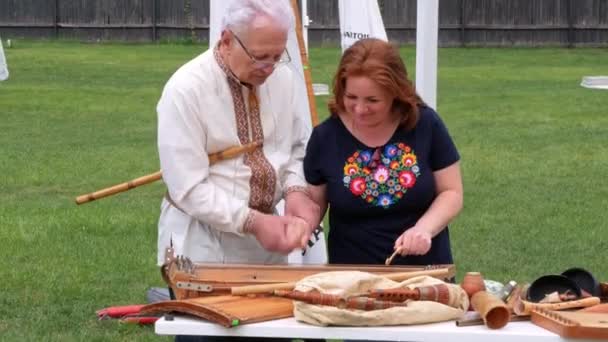 Muzyk Posługujący Się Sopilka Etnicznym Drewnianym Instrumentem Dętym Muzycznym Rodziny — Wideo stockowe