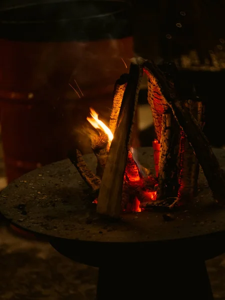 レストランで薪を燃やす 暗闇の中で薪ストーブの赤いオレンジの炎 居心地の良い熱い暖炉のたき火の燃焼夜 明るい暖かいスクリーンセーバーの壁紙ピッツェリア火鉢バーベキューグリル田舎のオーブン — ストック写真