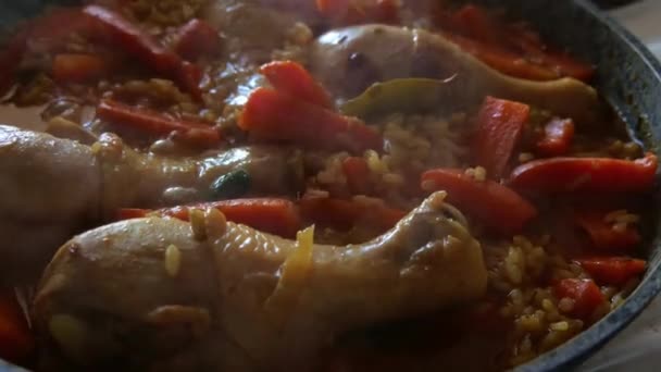 Paluszki Kurczaka Ryżem Marchew Zielenina Gotowania Patelni Gorący Parujący Tradycyjny — Wideo stockowe