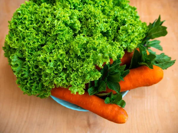 Fresh Lettuce Salad Mint Carrot Plate Table Top View Sustainable — Stock Photo, Image
