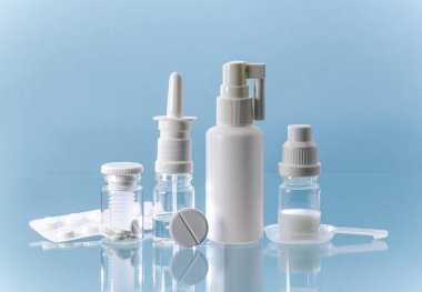 Çeşitli ambalaj çeşitlerindeki ilaçlar.