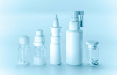 Kavanozlar dolusu ilaç. Eczane hazırlıkları.