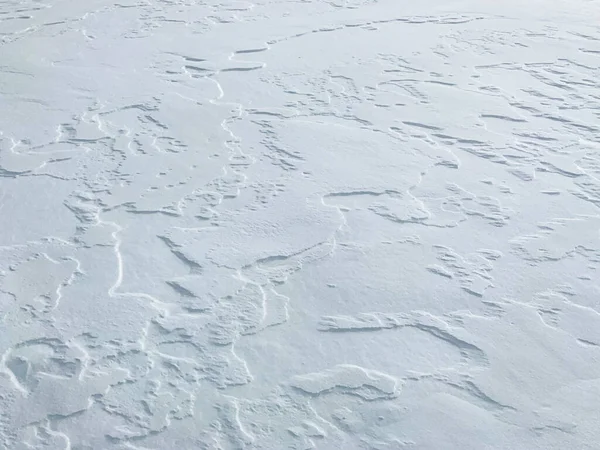 Jordytan är täckt med snö med en skiktad struktur. — Stockfoto